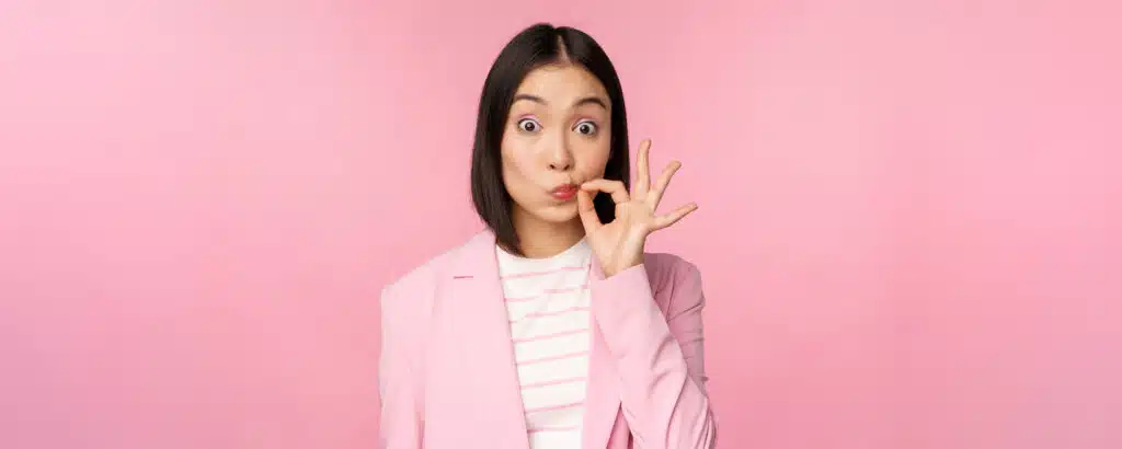 femme illustrant l'expression bouche cousue