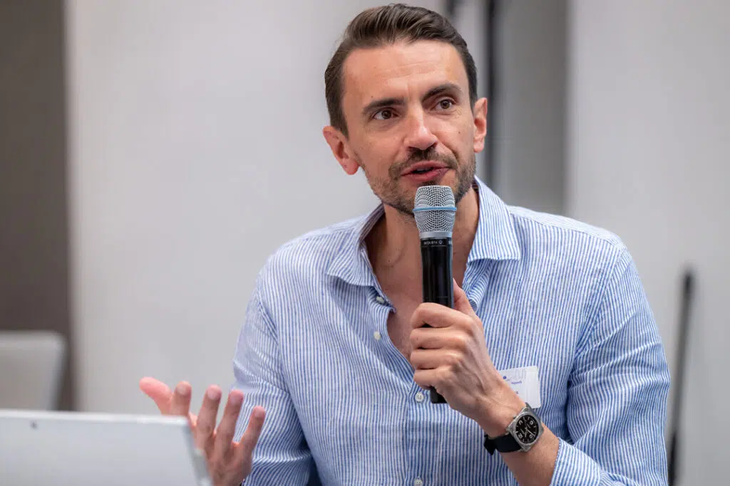 Photo de Valentin Doligé au micro pendant une convention Eurus